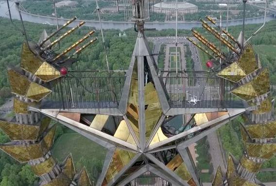 Квадрокоптер Фантом на балконе звезды над шпилем МГУ