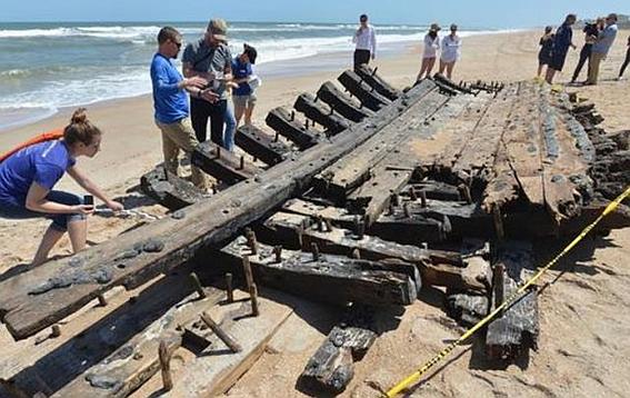 На берег Флориды вынесло часть старинного корабля