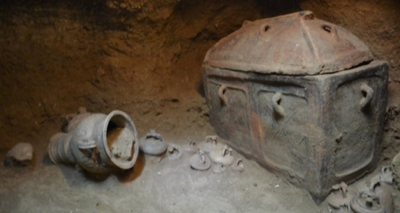 В Греции фермер случайно нашел старинную гробницу