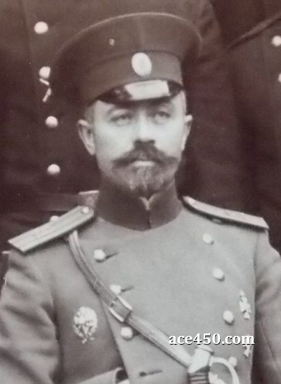 Старший по званию на фотографии личного состава 61 Владимирского полка