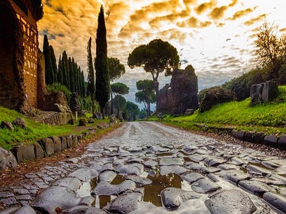Мощеная Аппиева дорога в Италии - классический пример строительства дорог в Римской империи